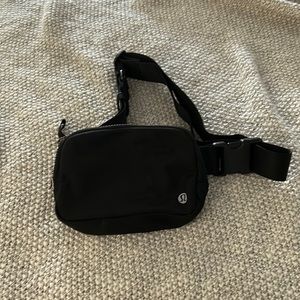 EUC Lululemon Everywhere Belt Bags (1 Liter)